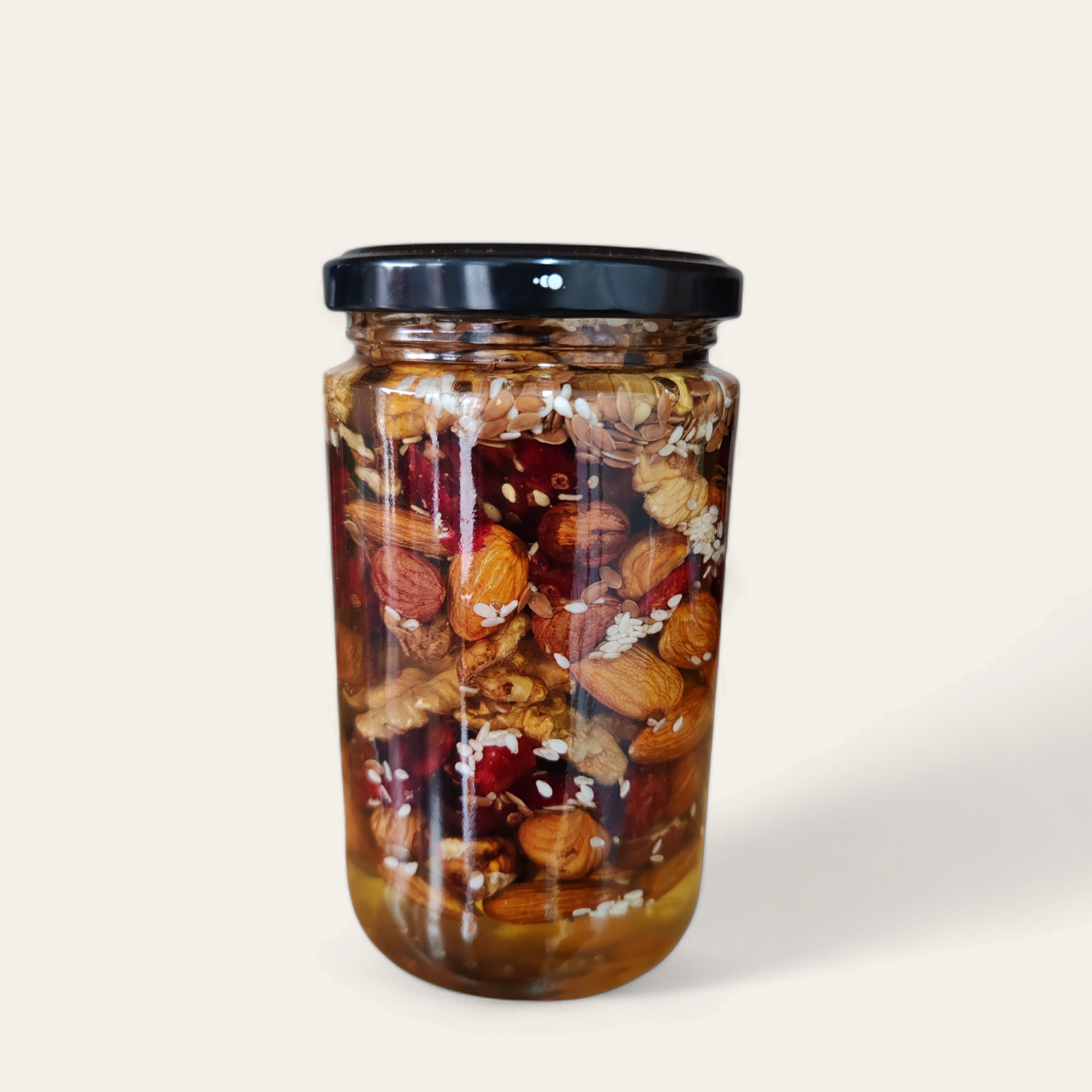 Staklenka s medom, orašastim plodovima i sjemenkama