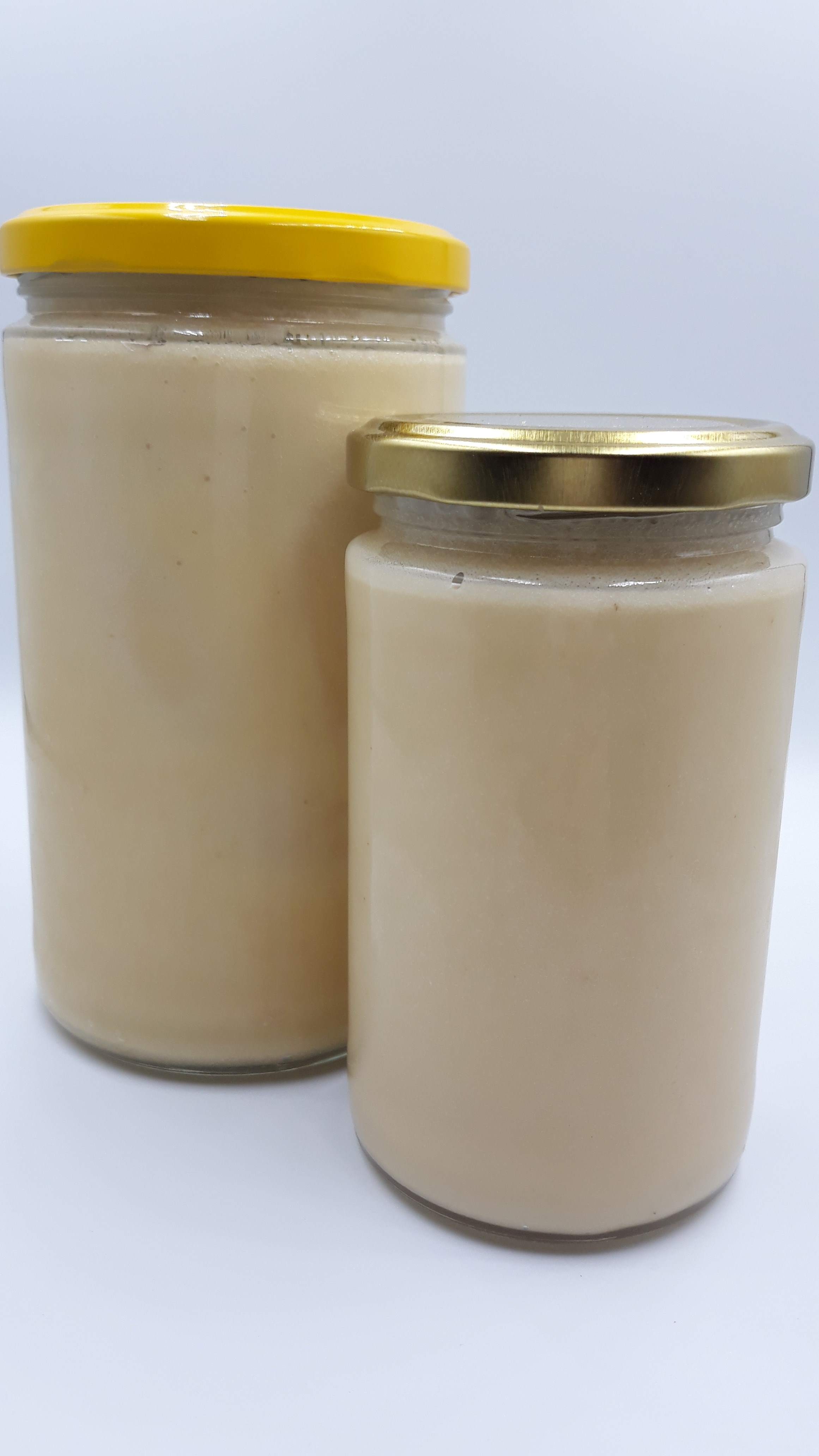 Staklenke različitih dimenzija s kremastim medom