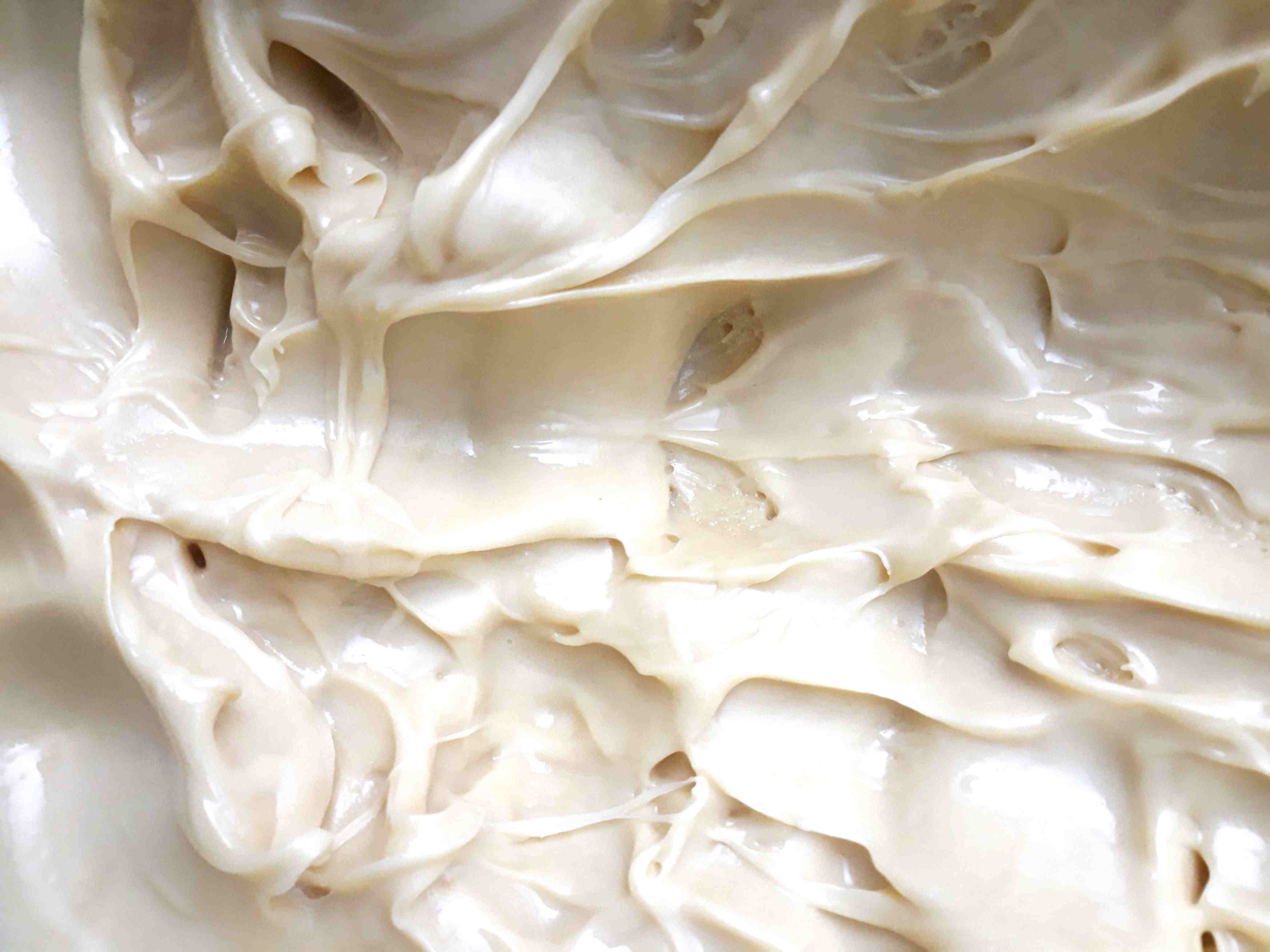 Med  kremaste strukture