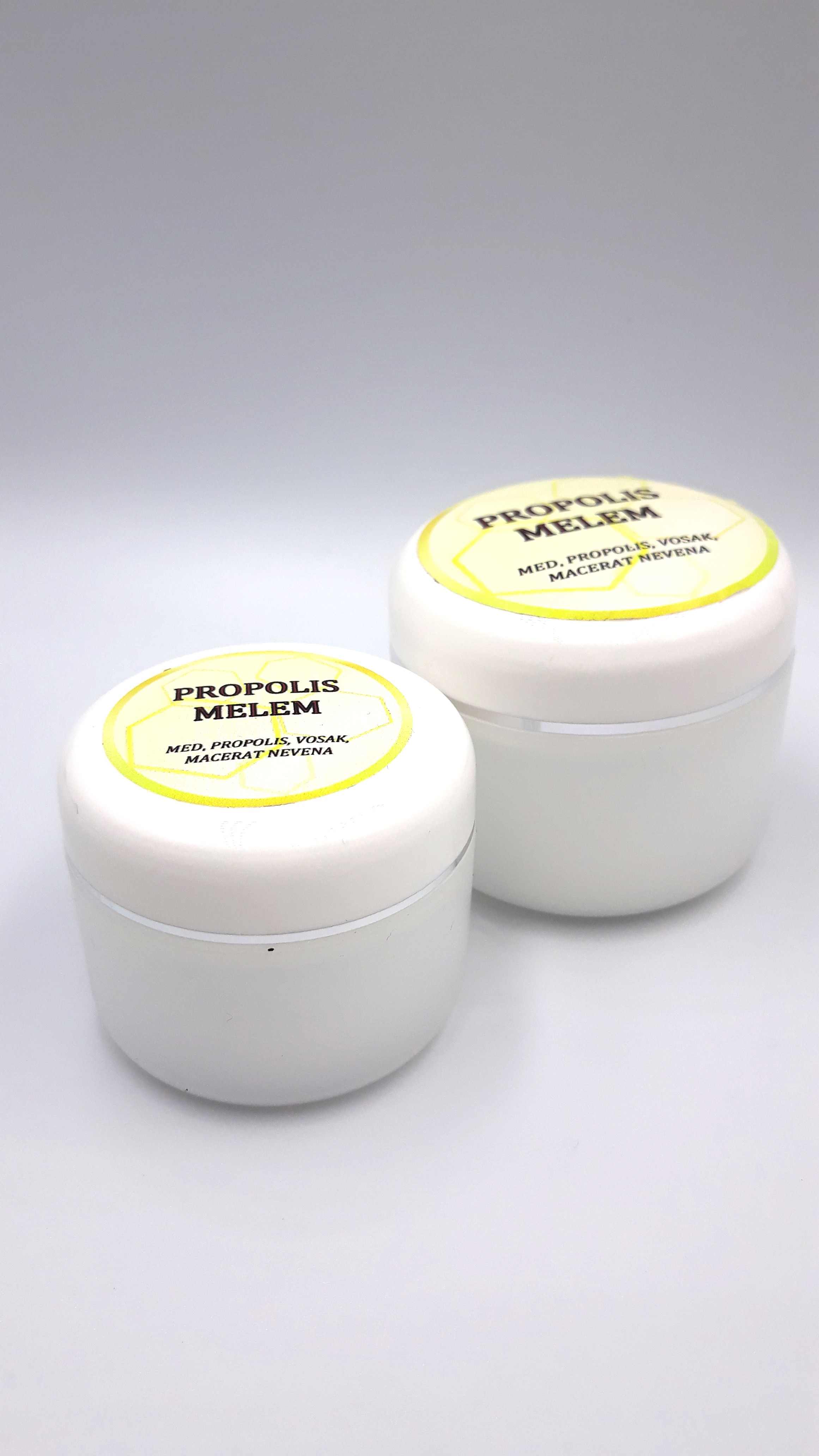 Melem od propolisa pakiran u plastičnoj posudici.