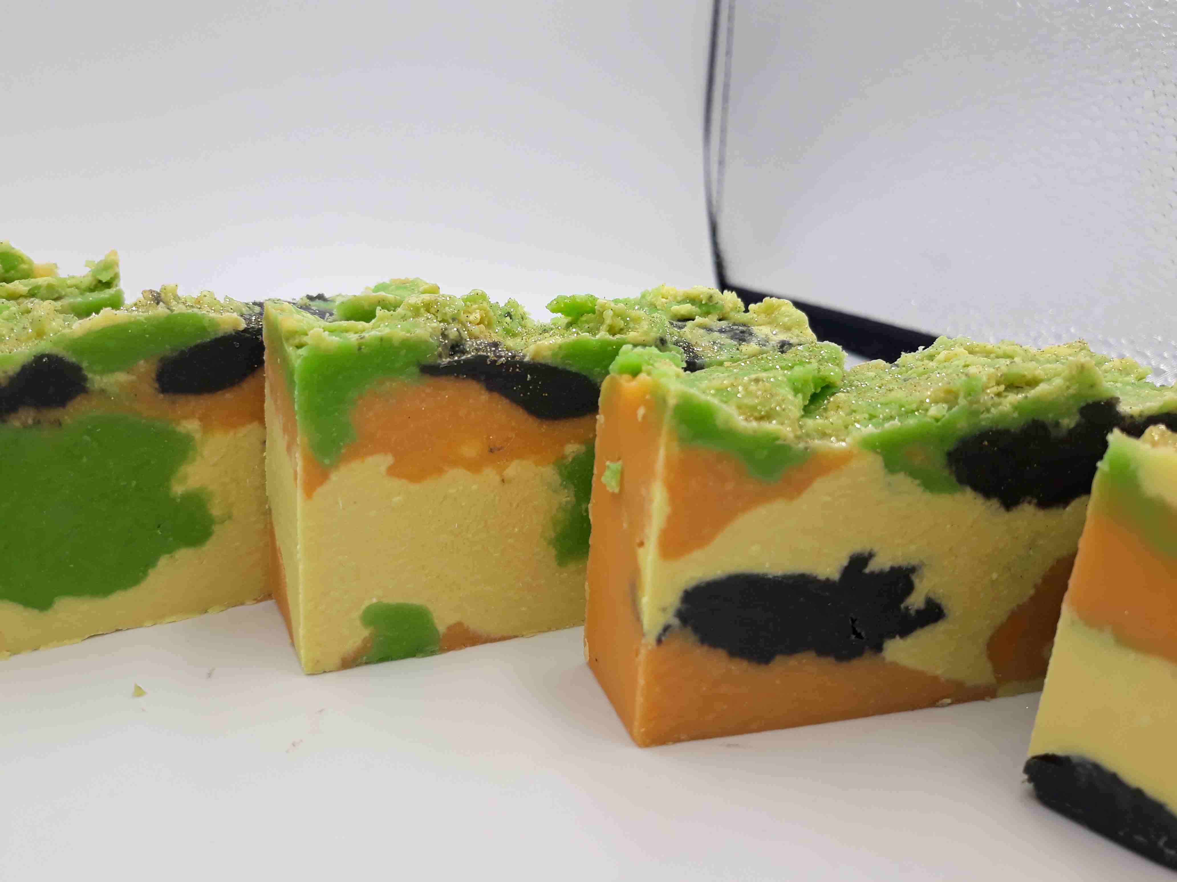 Sapuni šareni, zeleno narančaste boje, geranijum