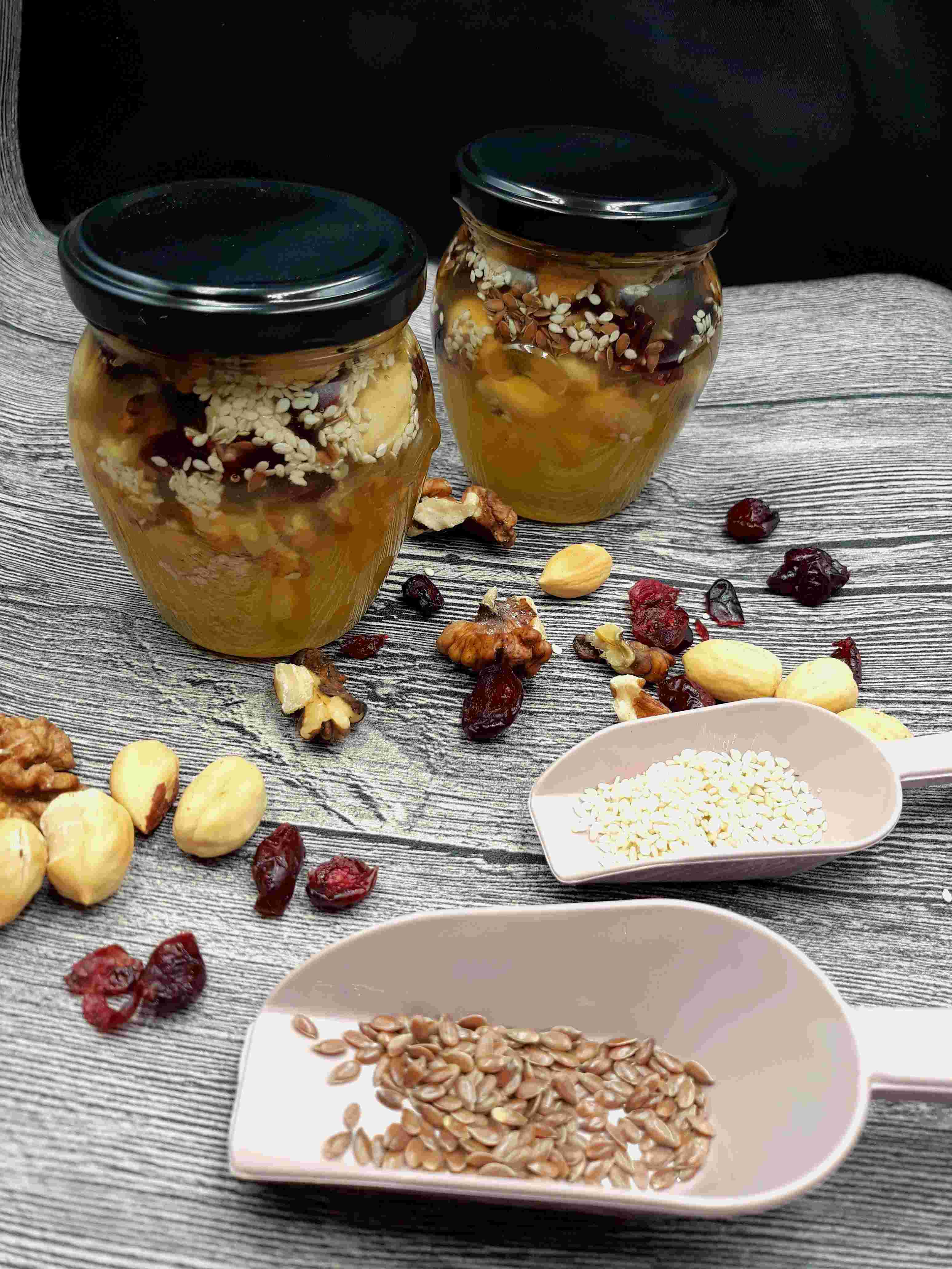 Sjemenke i orašasto u staklenci s medom